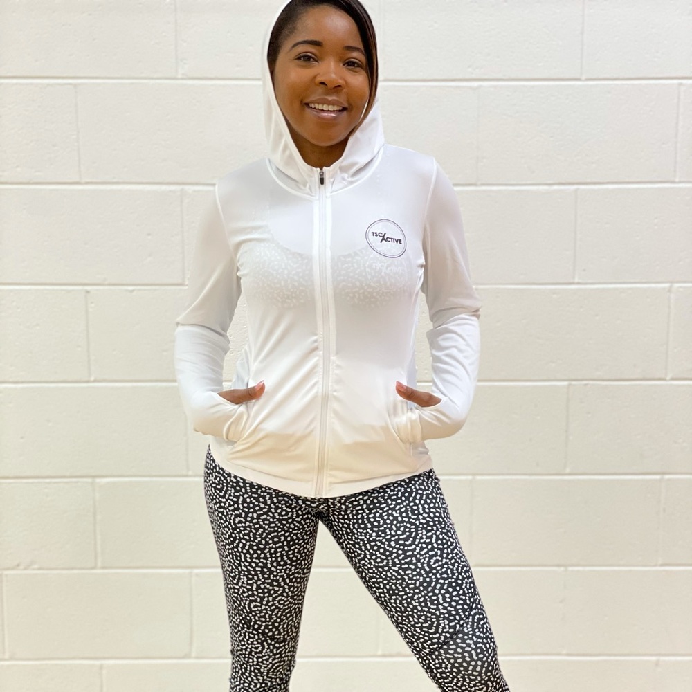 Sweat absorbing light hoodie with pockets
